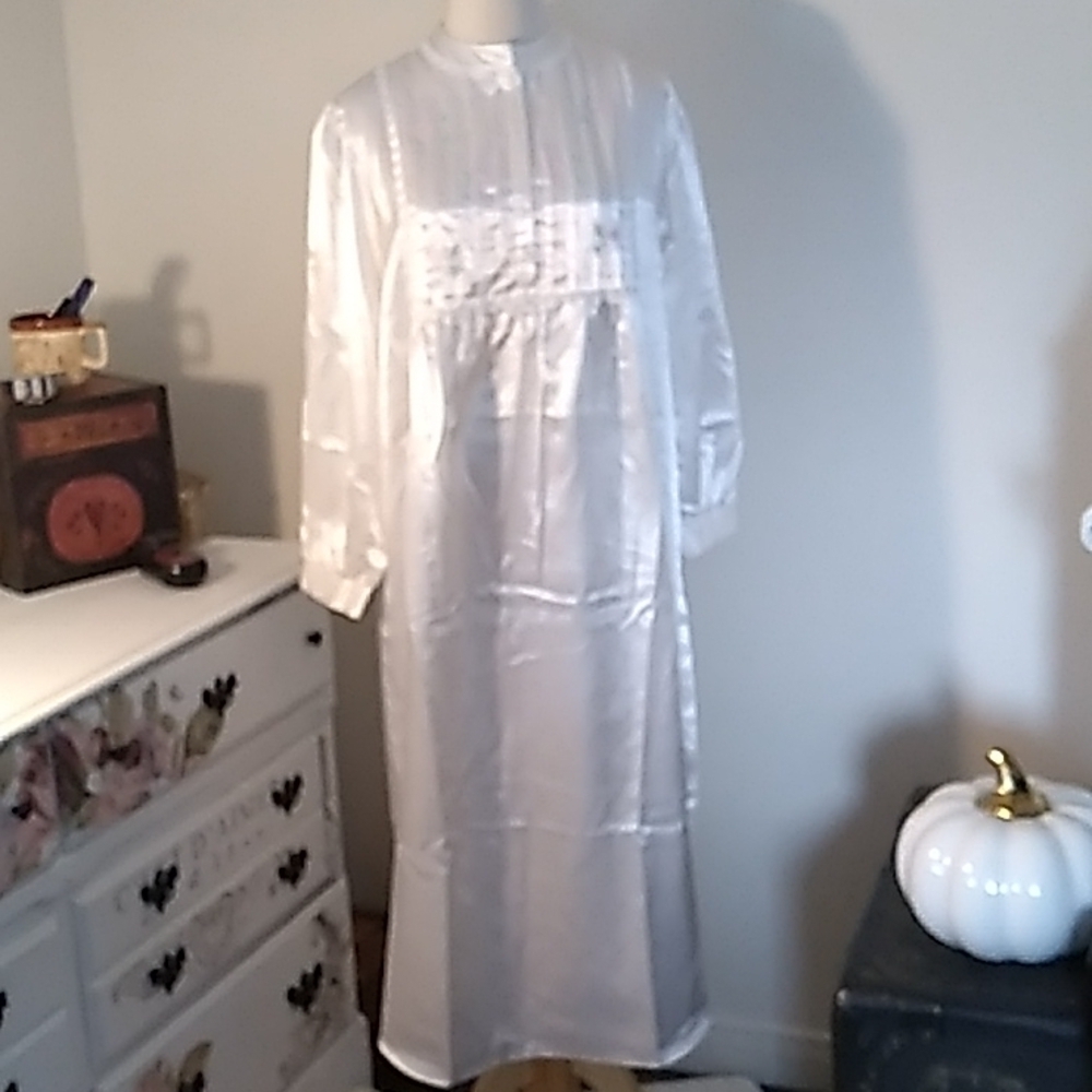 Erika Taylor Intimates medium grandma gown